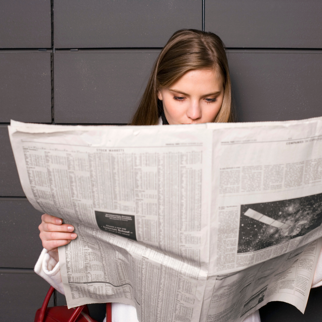 Чуть чуть газету. Девушка с газетой. Человек с газетой. Человек читает газету. Женщина читает газету.